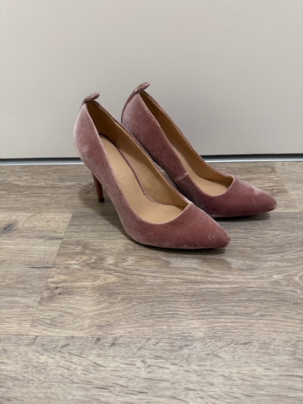Bershka Velvet Pointed-Toe Pumps in Dusty Mauve
